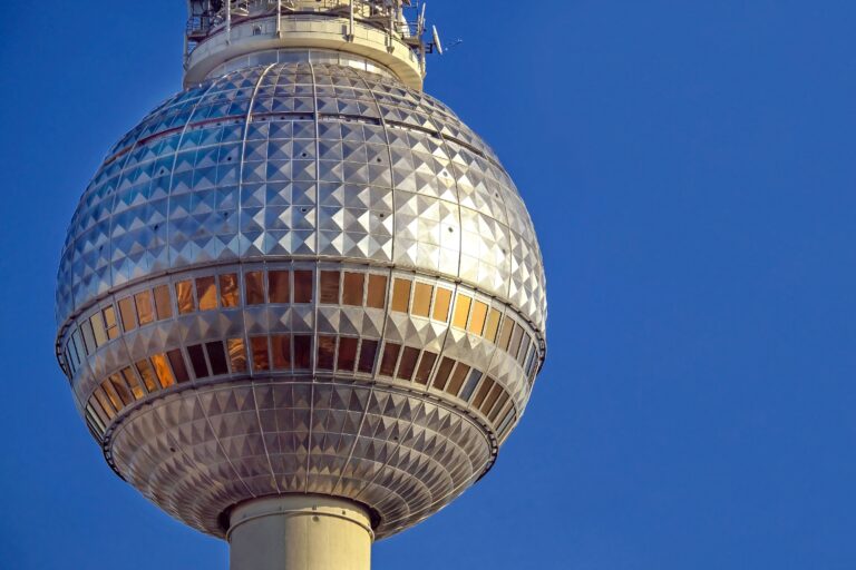 Funkturm im Berlin vor blauem Himmel