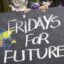 Tafel zeigt Slogan Fridays For Future