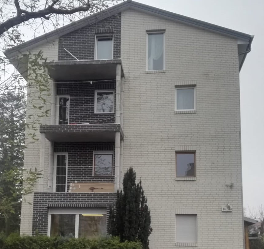 Giebelansicht nach dem Umbau und der Aufstockung eines Mehrfamilienhauses in Berlin
