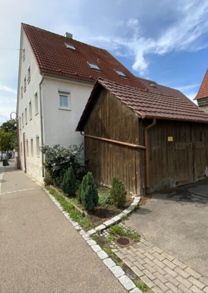 Sanierungsfahrplan von einem Mehrfamilienhaus in Schönaich (Baden-Württemberg) – Seitenansicht des Gebäudes