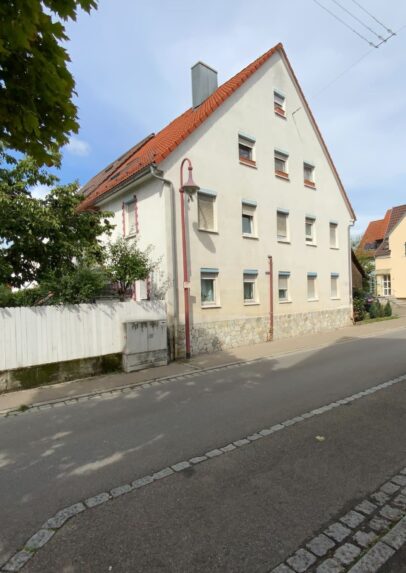 Sanierungsfahrplan von einem Mehrfamilienhaus in Schönaich (Baden-Württemberg) – Straßenansicht des Gebäudes